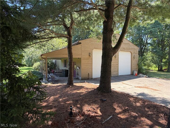 Property Photo: 1406 Henn Hyde Road NE OH 44484