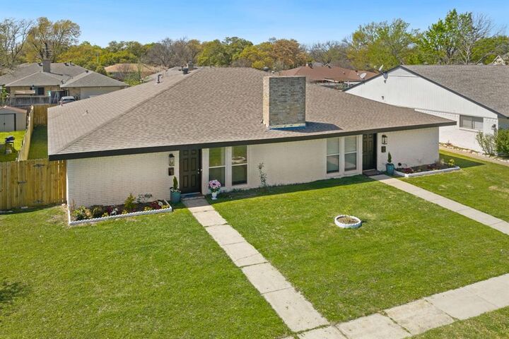 Property Photo: 310 Candlewood Place TX 75081