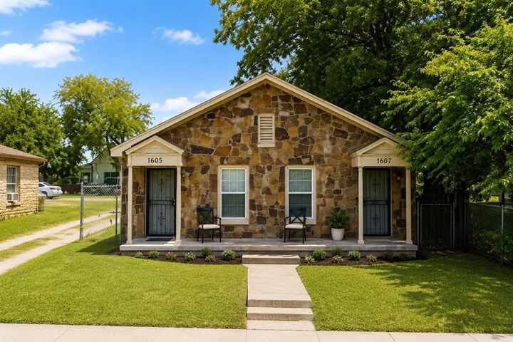 Property Photo:  1605 E Hattie Street  TX 76104 