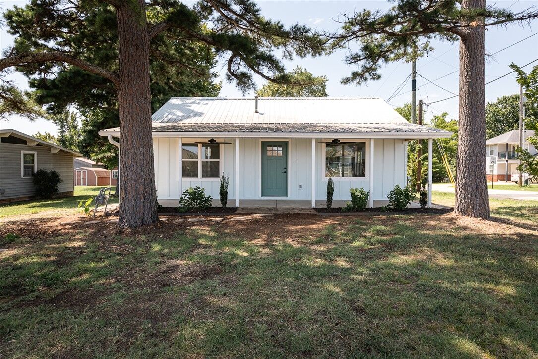 Property Photo:  1023 S Morningside Drive  AR 72701 