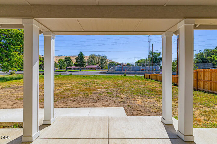 Property Photo:  1948 Madison Street  OR 97603 