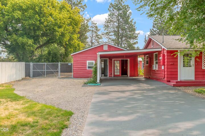 Property Photo:  796 NE Dunham Street  OR 97754 