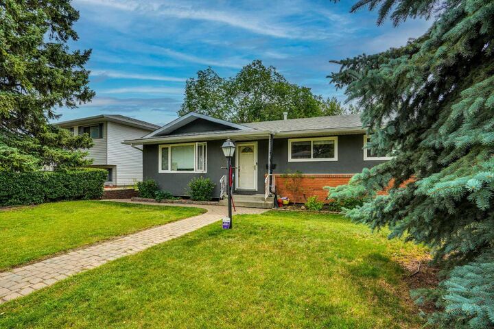 Property Photo: 5748 Dalmead Crescent NW AB T2A 1E6