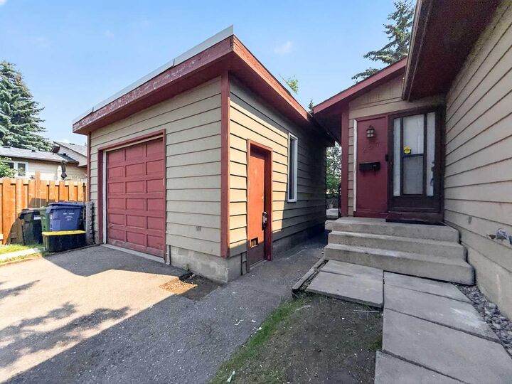 Property Photo:  207 Deer Ridge Way SE  AB T2J 5Y8 