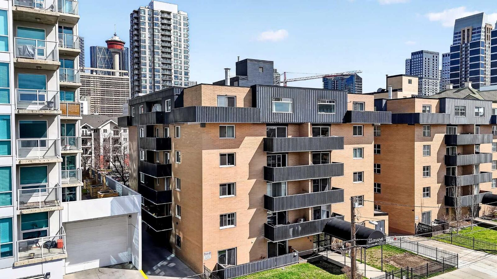 Property Photo: 128 15 Avenue SW 603 AB T2R 0P5