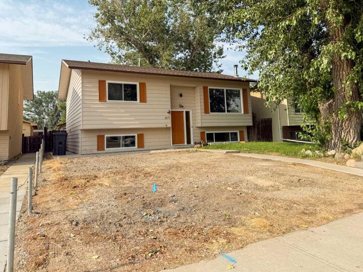 Property Photo:  305 51 Avenue  AB T0L 0V0 