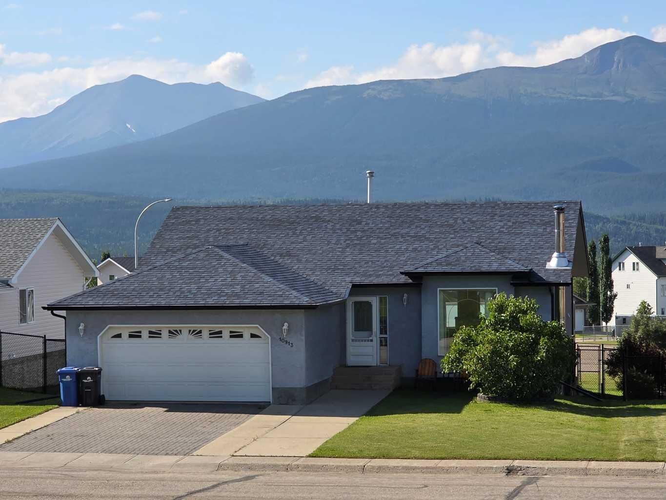 Property Photo: 10913 Grande Avenue AB T0E 0Y0