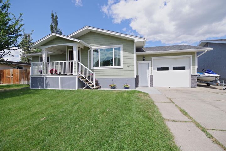 Property Photo: 946 3 Avenue AB T0K 2K0