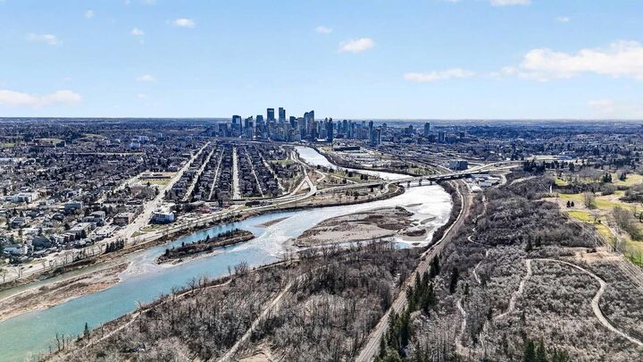 Property Photo: 14 Hemlock Crescent SW 7304 AB T3C 2Z1