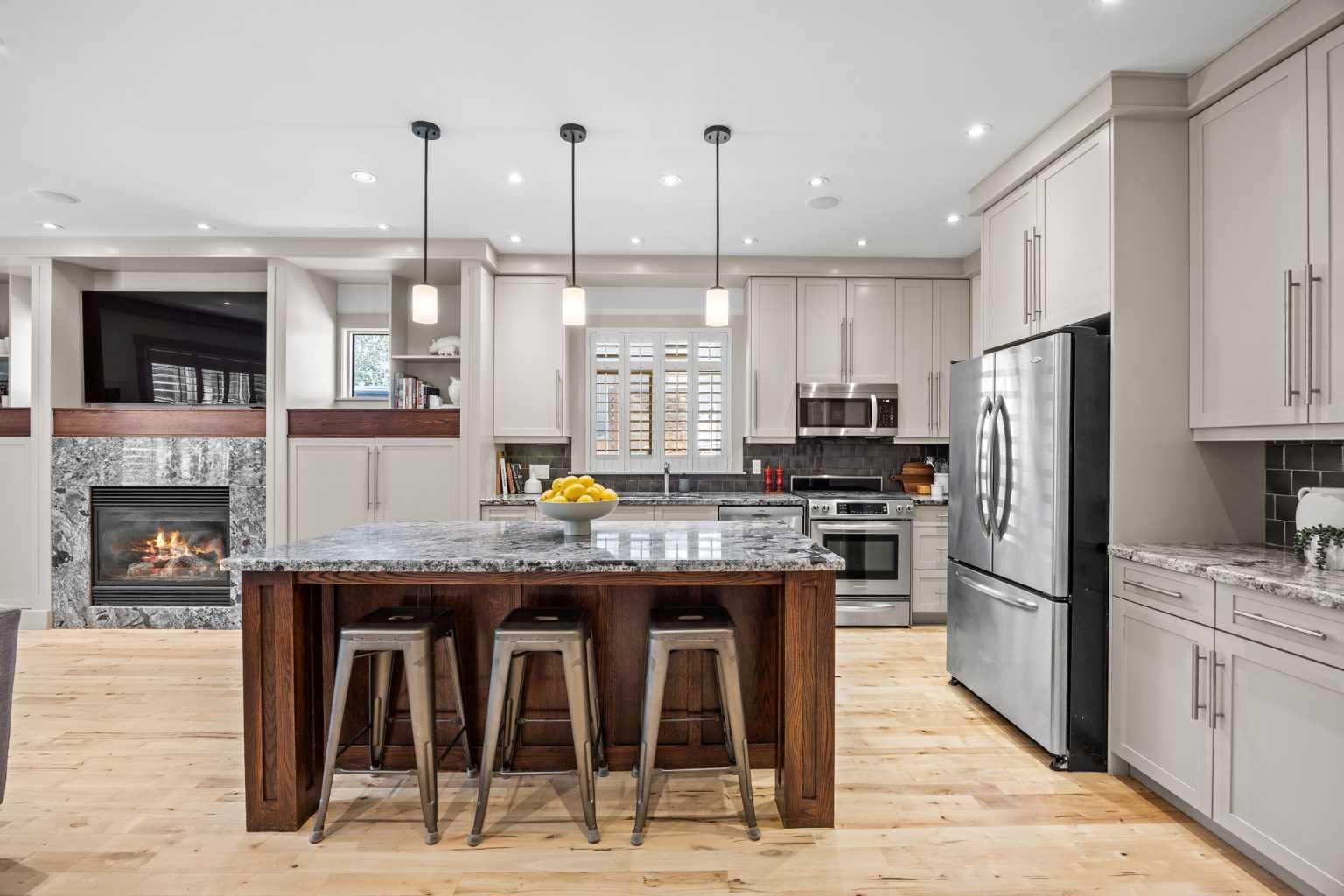 Property Photo:  211 32 Avenue NW  AB T2M 2P8 