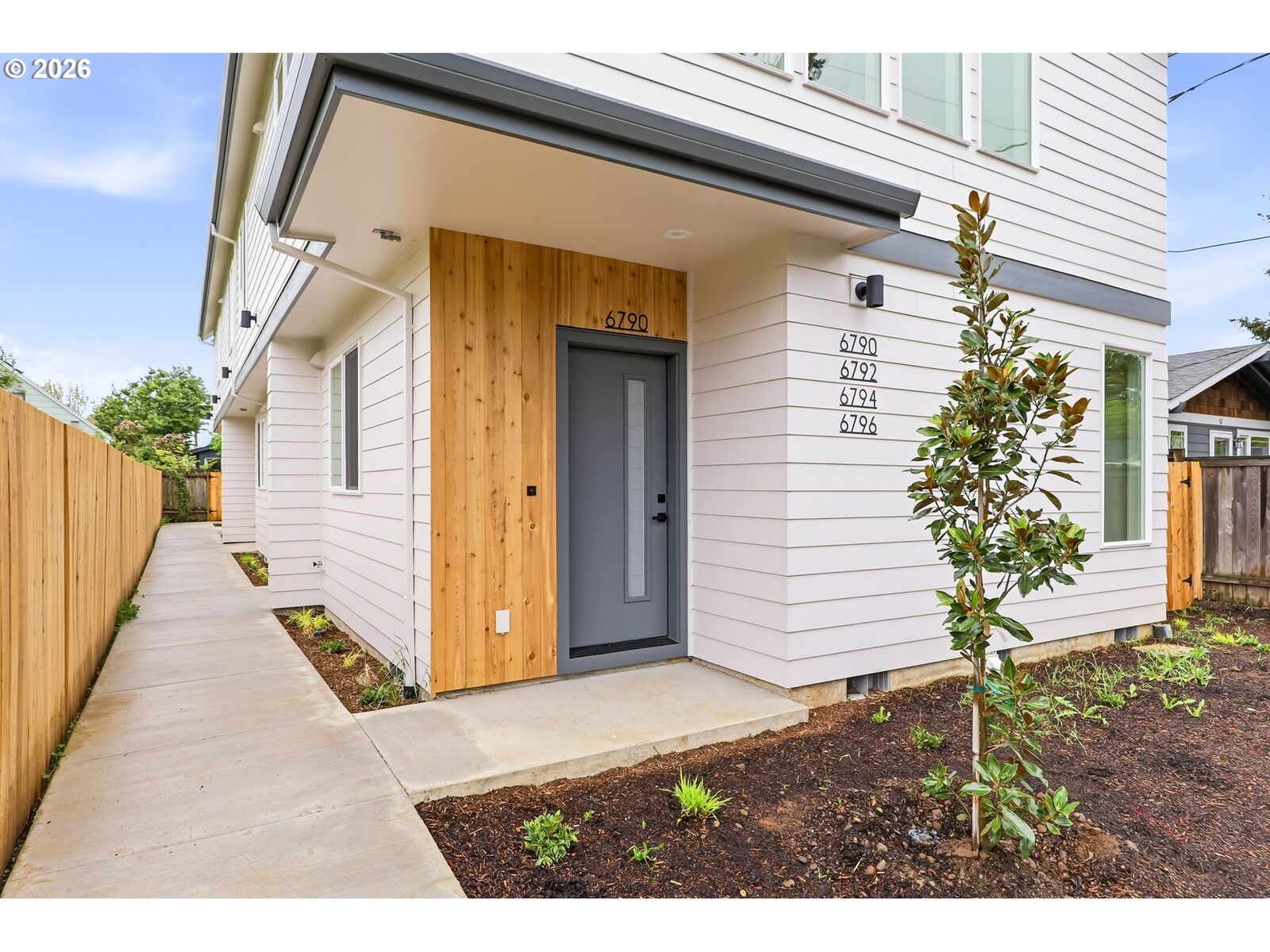 Property Photo: 6790 SE Insley St 1 OR 97206