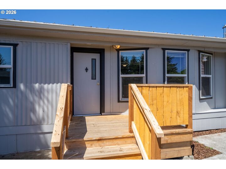 Property Photo: 2220 Fleming Ave OR 97143