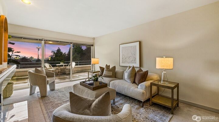 Property Photo:  1231  5th Avenue N 202  WA 98109 