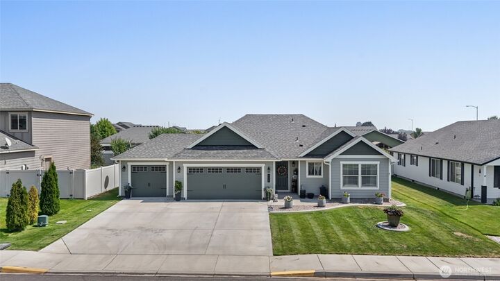 Property Photo:  906  3rd Avenue NE  WA 98848 