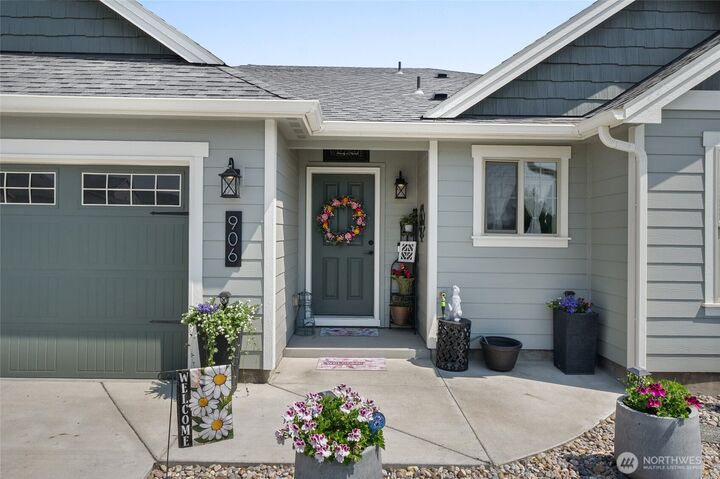 Property Photo:  906  3rd Avenue NE  WA 98848 