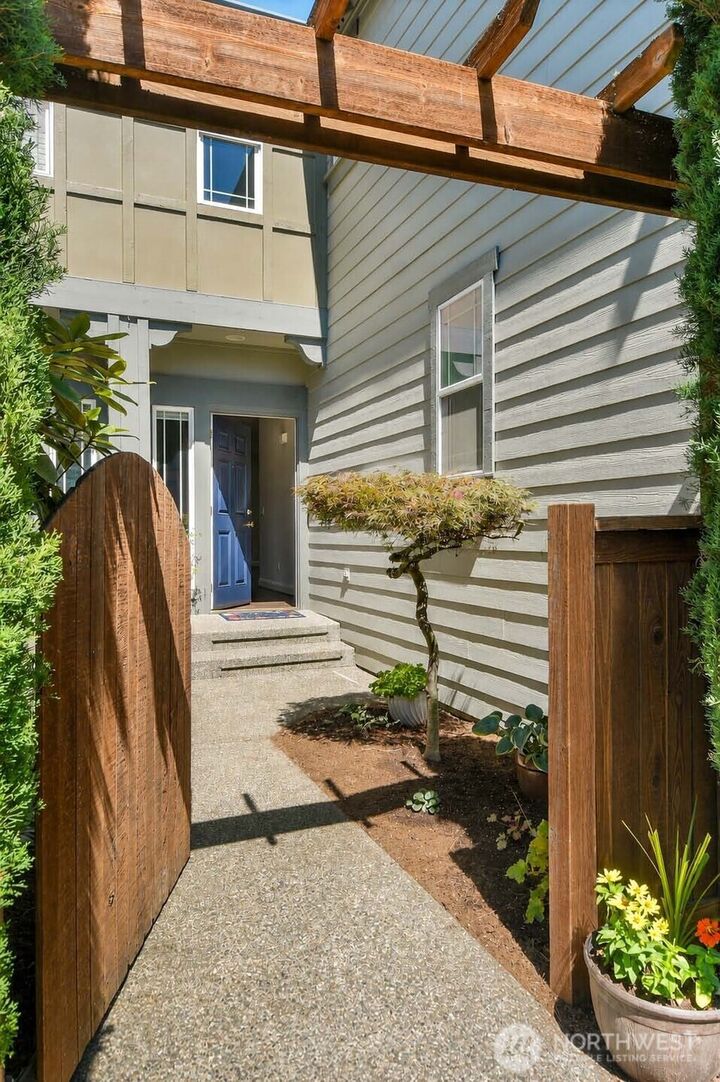 Property Photo:  6750  163rd Place SE B  WA 98006 