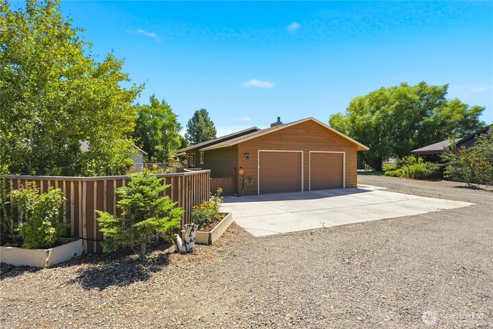 Property Photo: 500 W Ridgeview Lane WA 98926