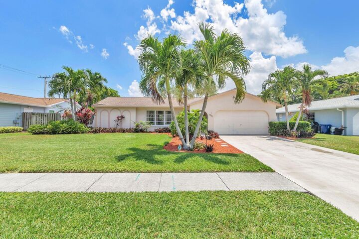 Property Photo: 502 Oak Terrace FL 33458