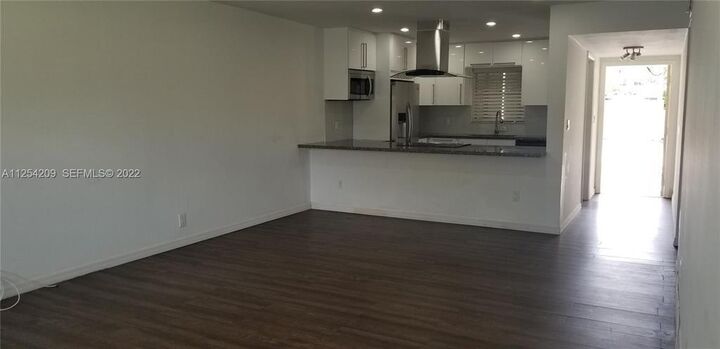 Property Photo: 5170 SW 40th Avenue 8E FL 33314