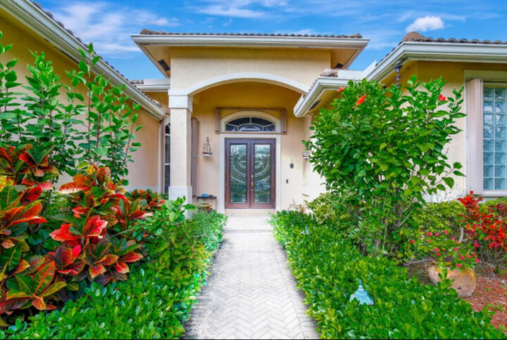 Property Photo:  4070 Sanderling Lane  FL 33331 