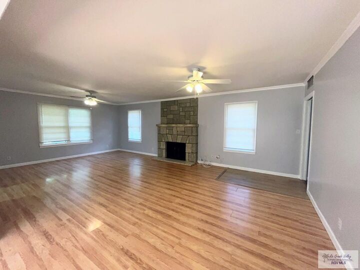 Property Photo:  902 E Parkwood Dr  TX 78550 