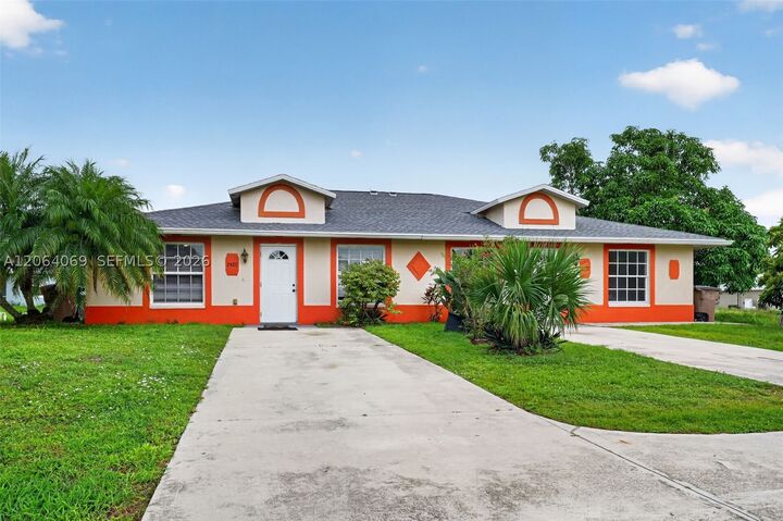 Property Photo: 2420/2422 S Vernon FL 33913