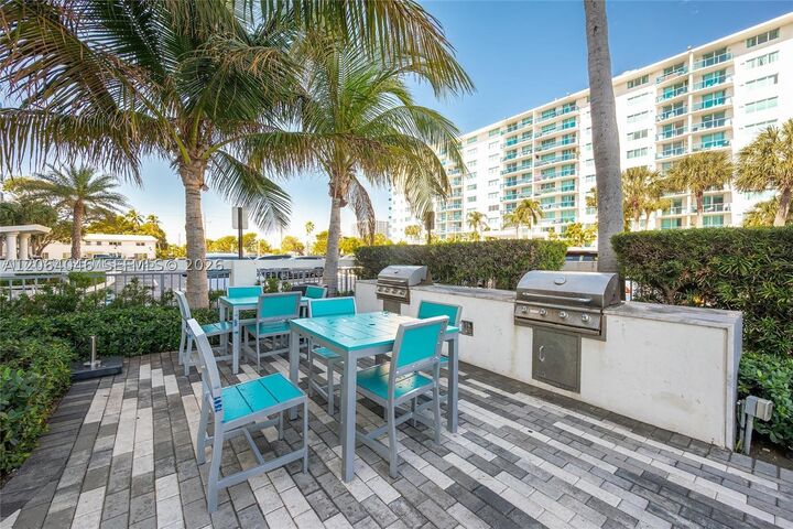 Property Photo: 7501 E Treasure Dr 7H FL 33141