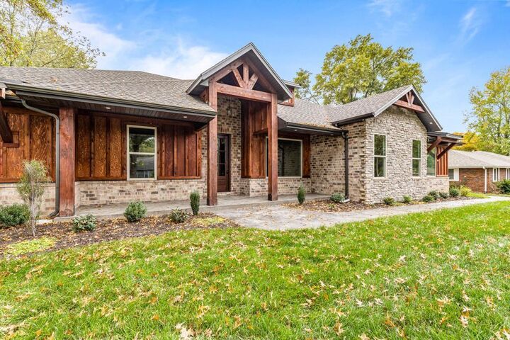 Property Photo: 104 W Aven Avenue MO 65714