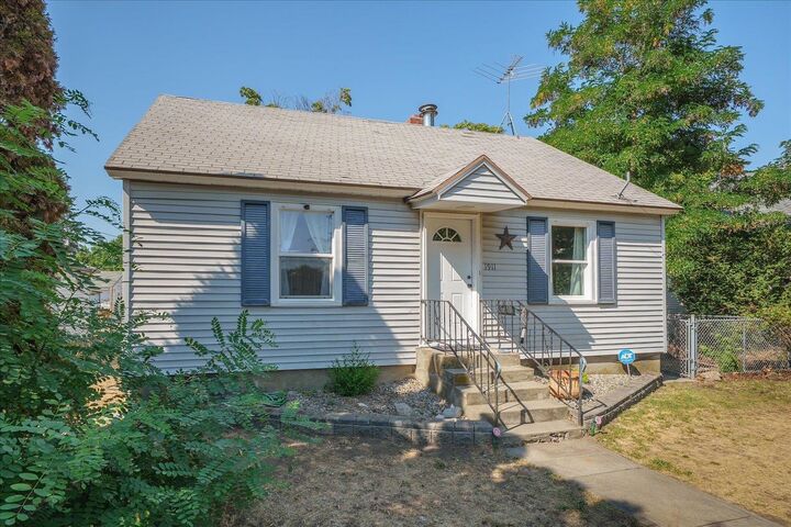 Property Photo: 1911 E Sharp Ave WA 99202