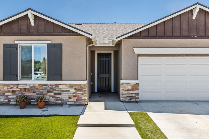 Property Photo:  3541 E Laura Avenue  CA 93292 