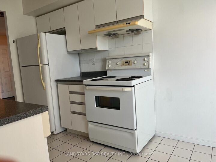 Property Photo:  18 Hillcrest Avenue 902  ON M2N 3N5 