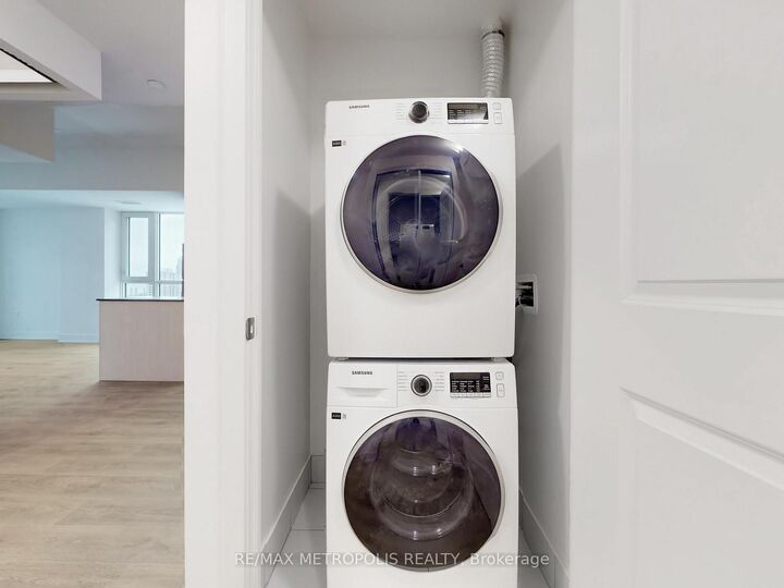 Property Photo:  204 Burnhamthorpe Road E 1602  ON L5A 0B3 