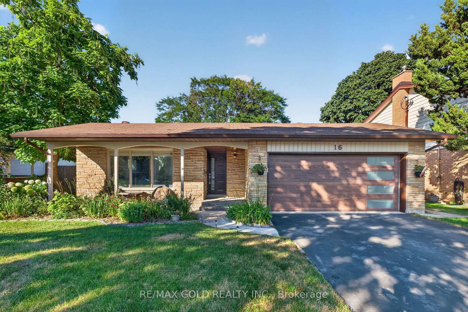 Property Photo:  16 Monterey Road  ON N2B 1V3 