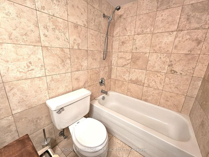 Property Photo: 1535 Lakeshore Road E 1704 ON L5E 3E2