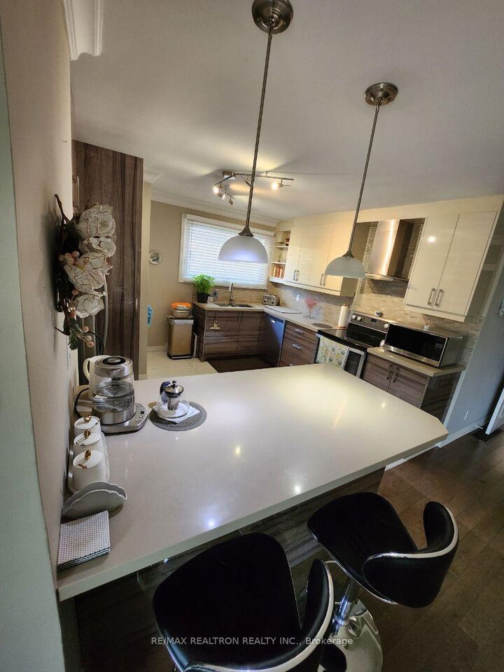 Property Photo:  248 Blue Grass Boulevard Main Flr.  ON L4C 3H2 
