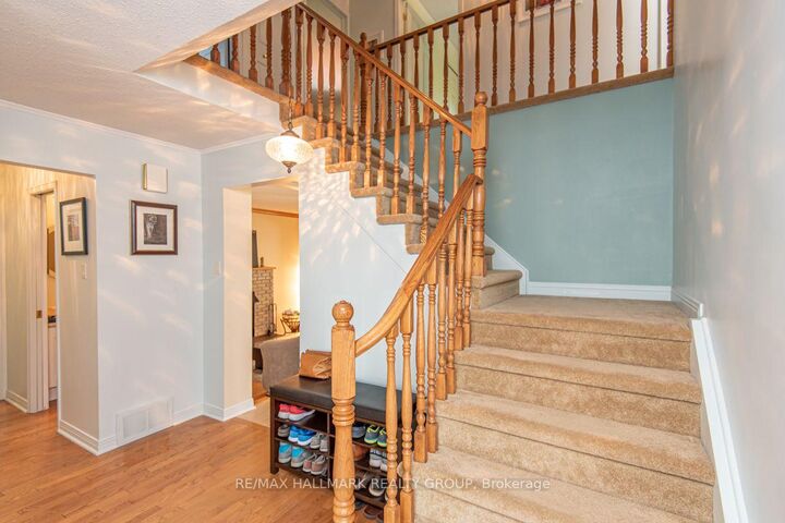 Property Photo:  18 Hesse Crescent  ON K2S 1E4 