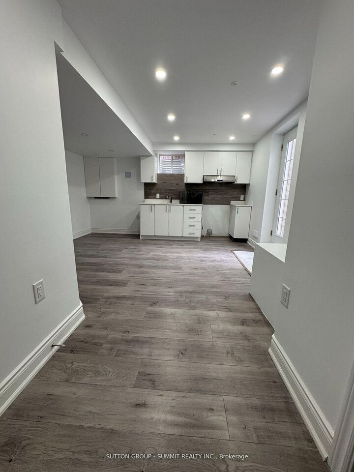 Property Photo: 674 Thompson Road S Lower ON L9T 0C7