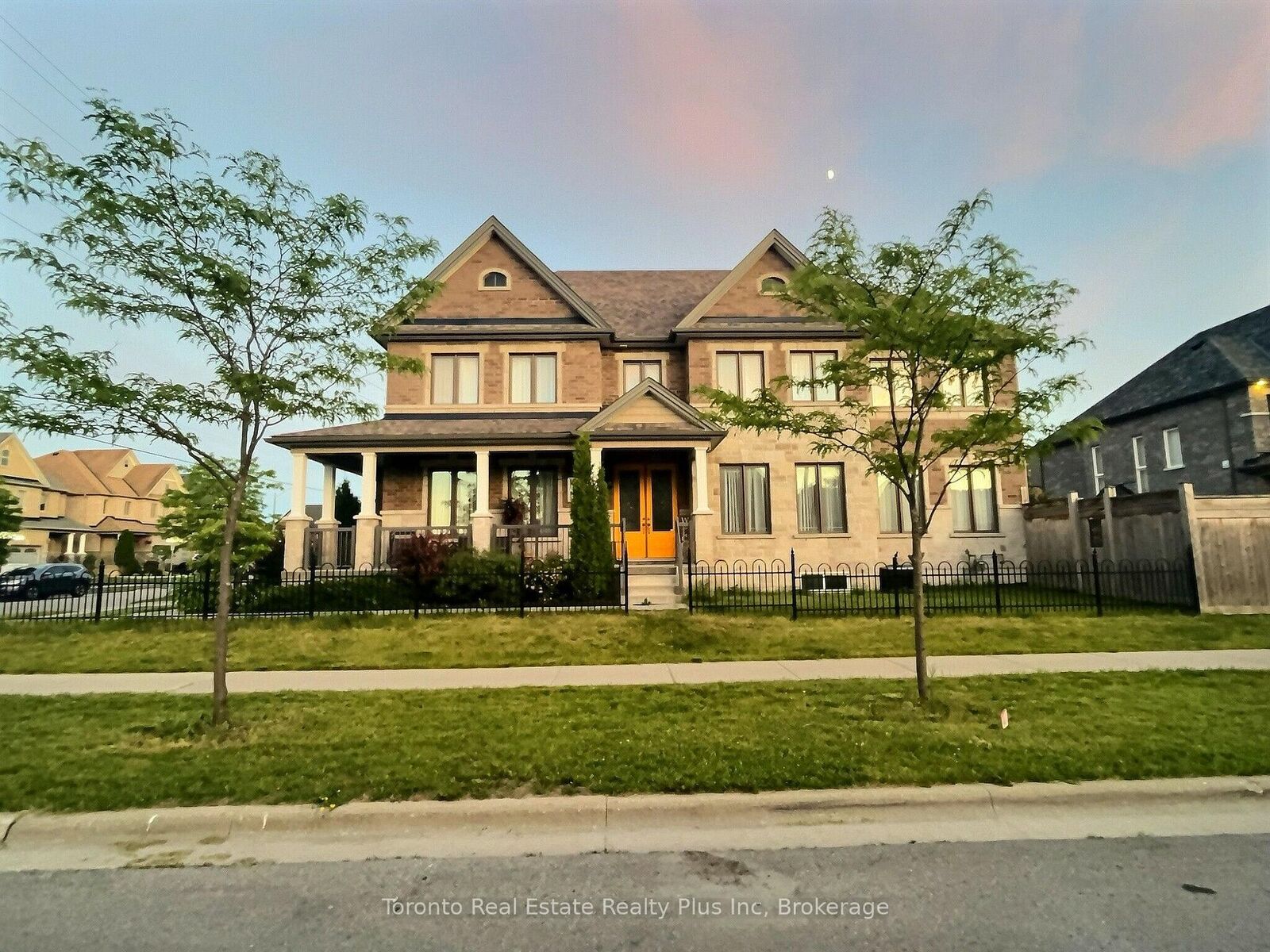 Property Photo:  214 Eighth Avenue  ON L9R 0H7 