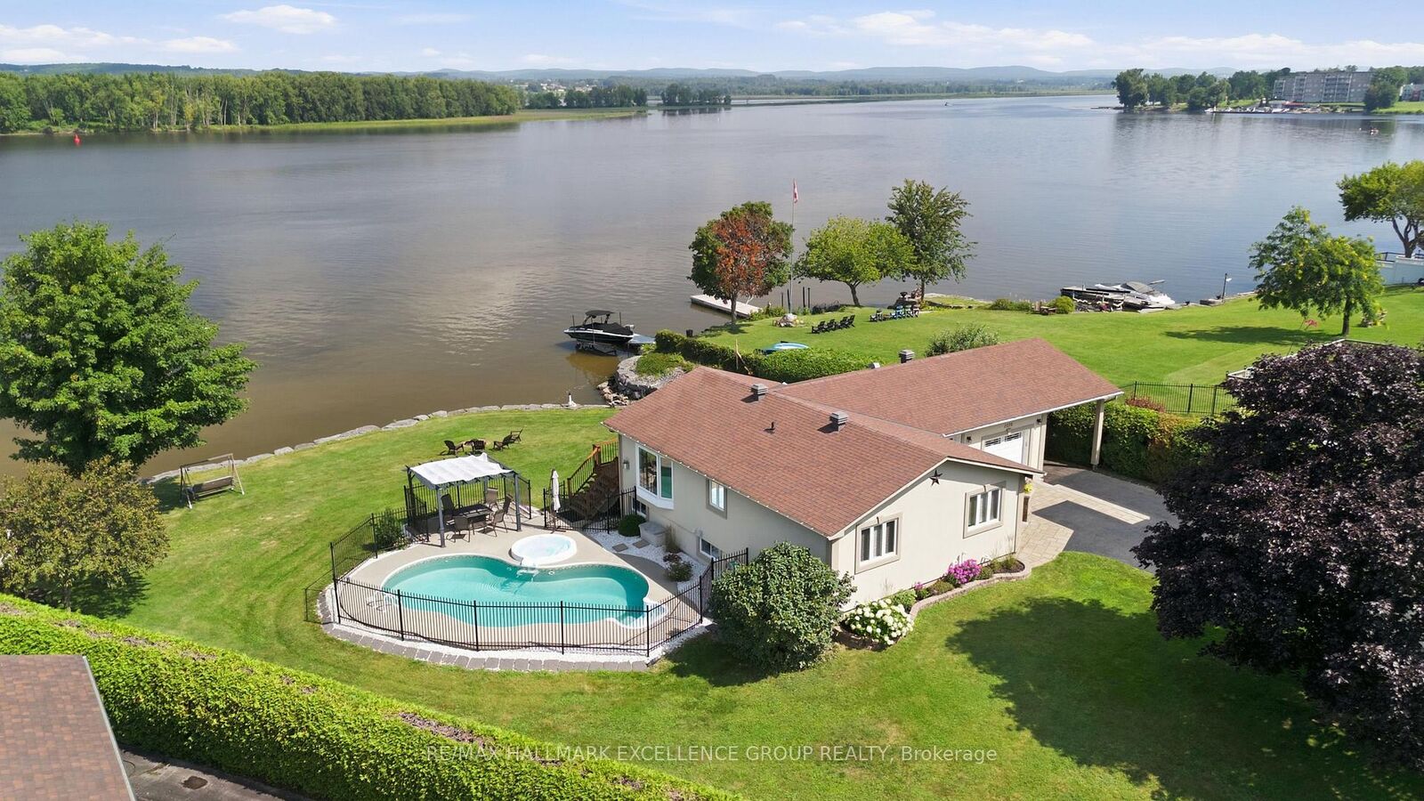 Property Photo: 2570 Woods Street ON K4K 1J2