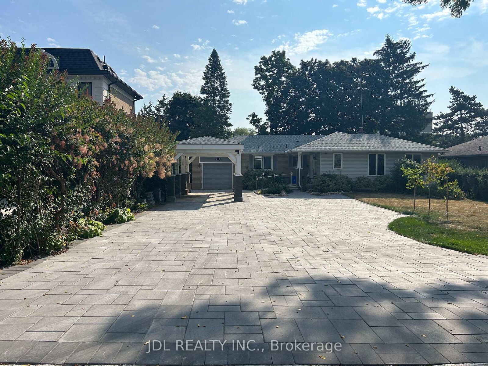 Property Photo: 110 Robinson St Street Suite A Main ON L3P 1P1