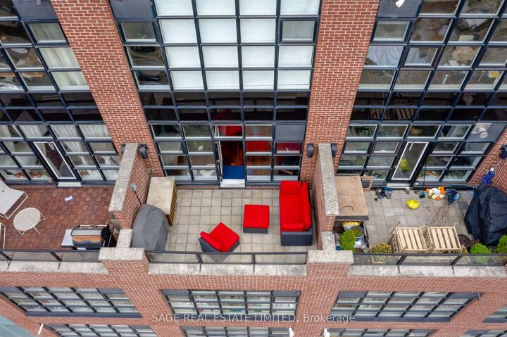 261 King Street E 402 — photo 1