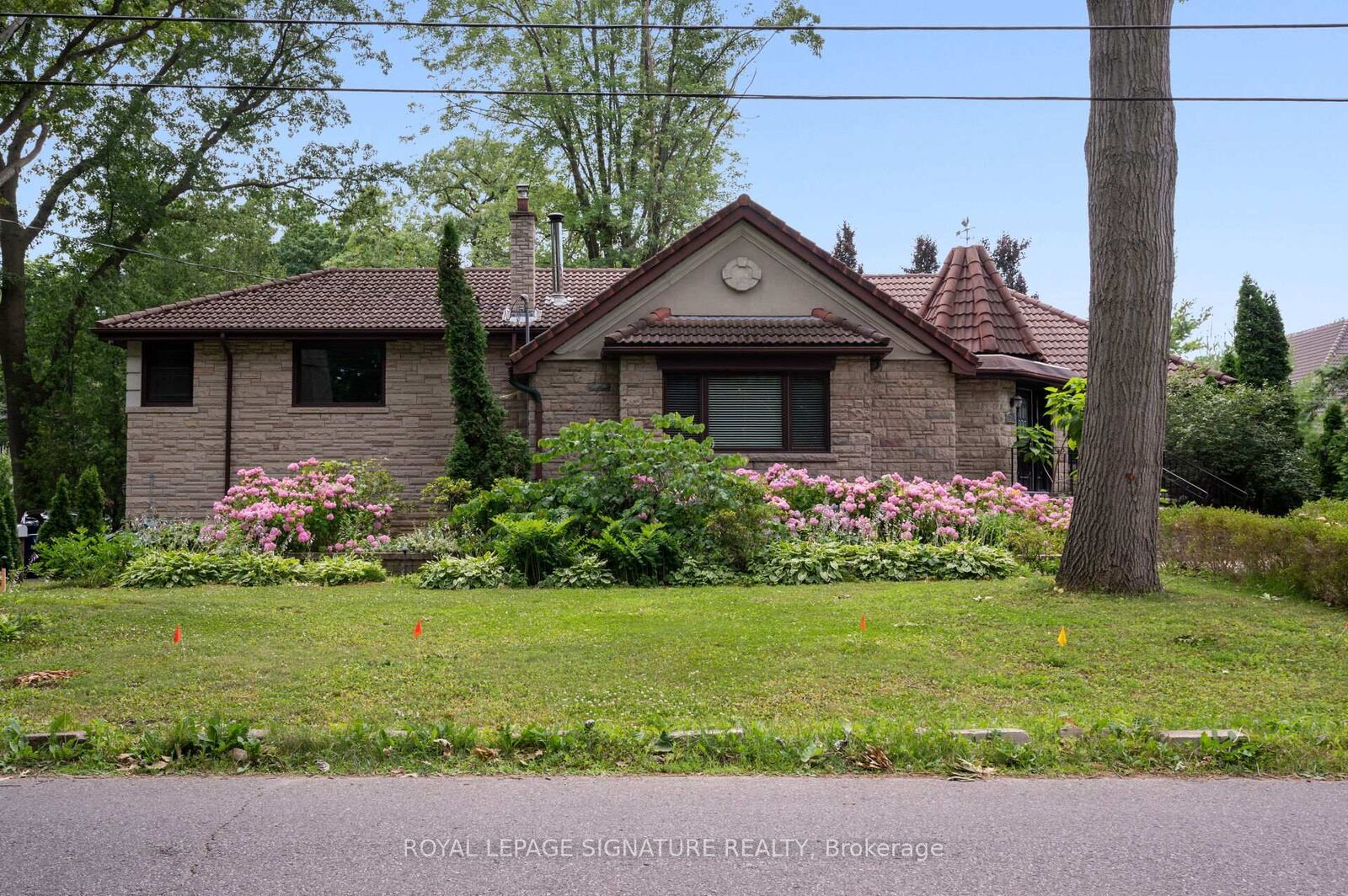 Property Photo: 2234 Gordon Drive ON L5B 1S9
