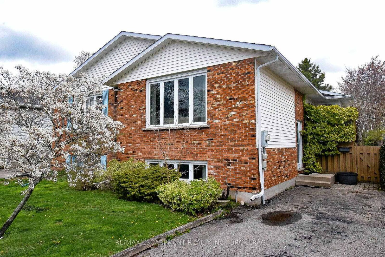 Property Photo:  87 Chapel Hill Crescent Main  ON L3C 6G8 