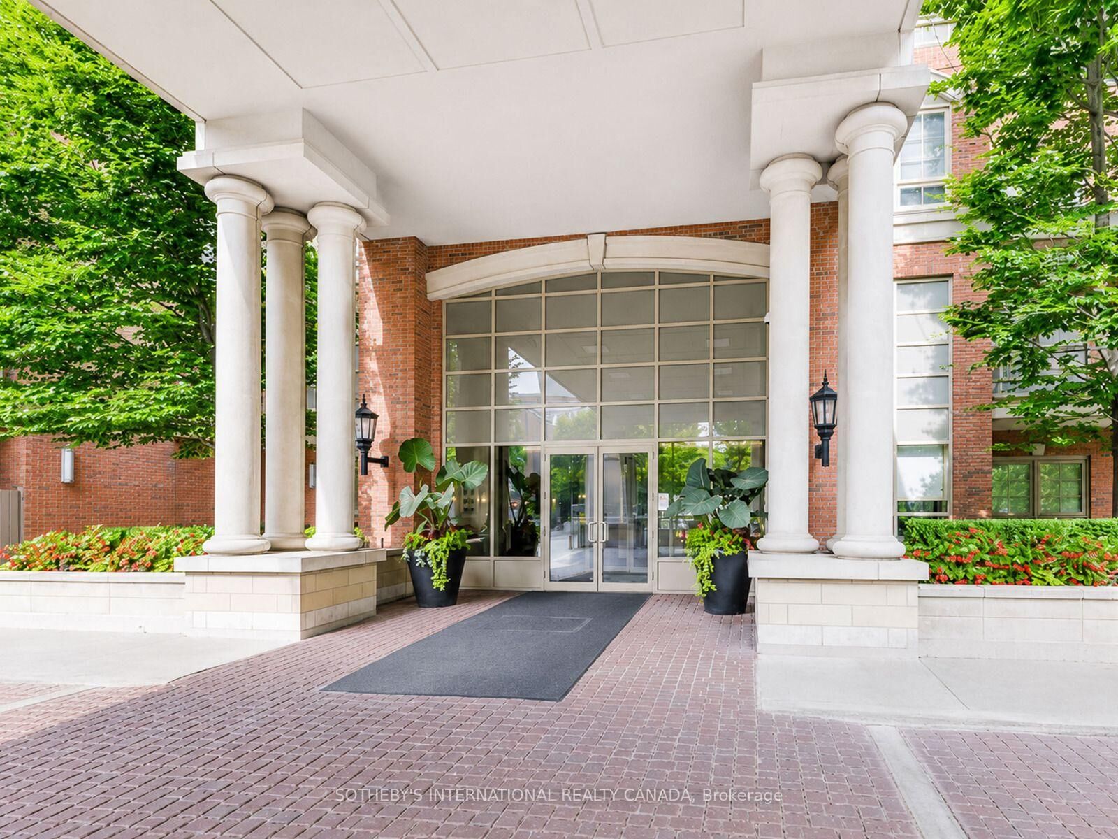 Property Photo:  21 Burkebrook Place 224  ON M4G 0A2 