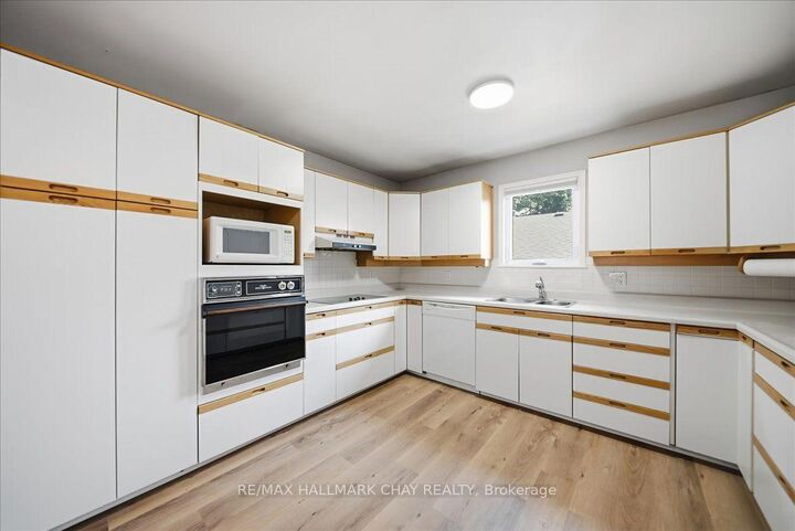 Property Photo:  124 Victoria Street W A  ON L9R 1L7 
