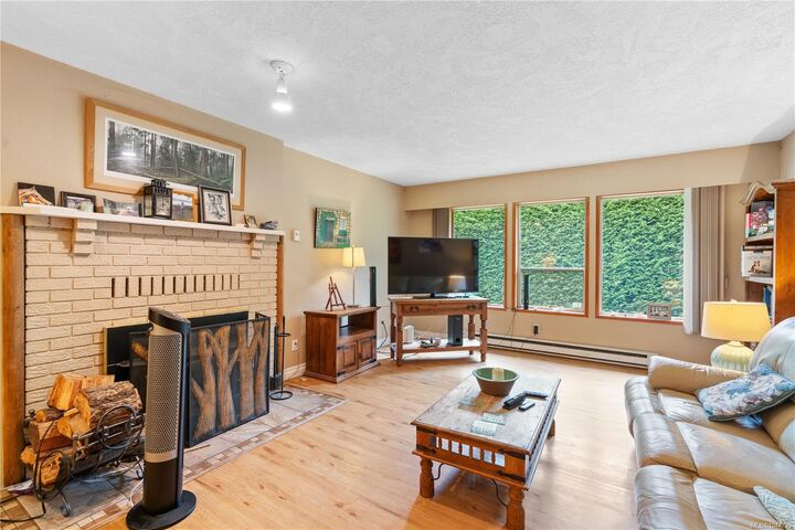 Property Photo: 1215 Stelly's Cross Rd #2 BC V8M 1H3