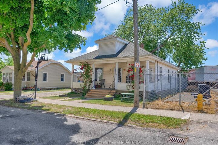 Property Photo: 106 St. George Street ON N7M 4P4