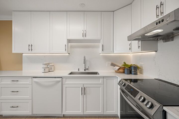Property Photo: 612 Sixth Street 1704 BC V3L 5V2