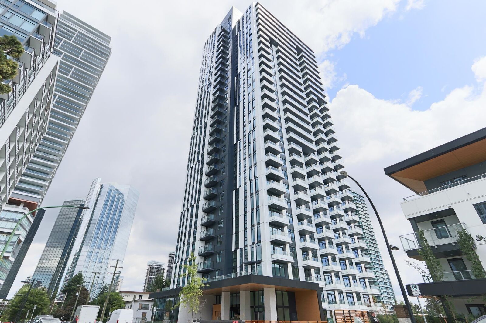 Property Photo: 6608 Sussex Avenue 2401 BC V5H 0M3