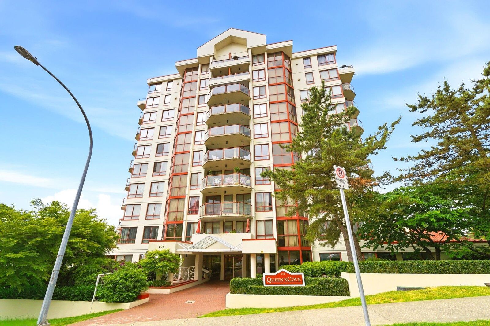 Property Photo: 220 Eleventh Street 904 BC V3M 6N9